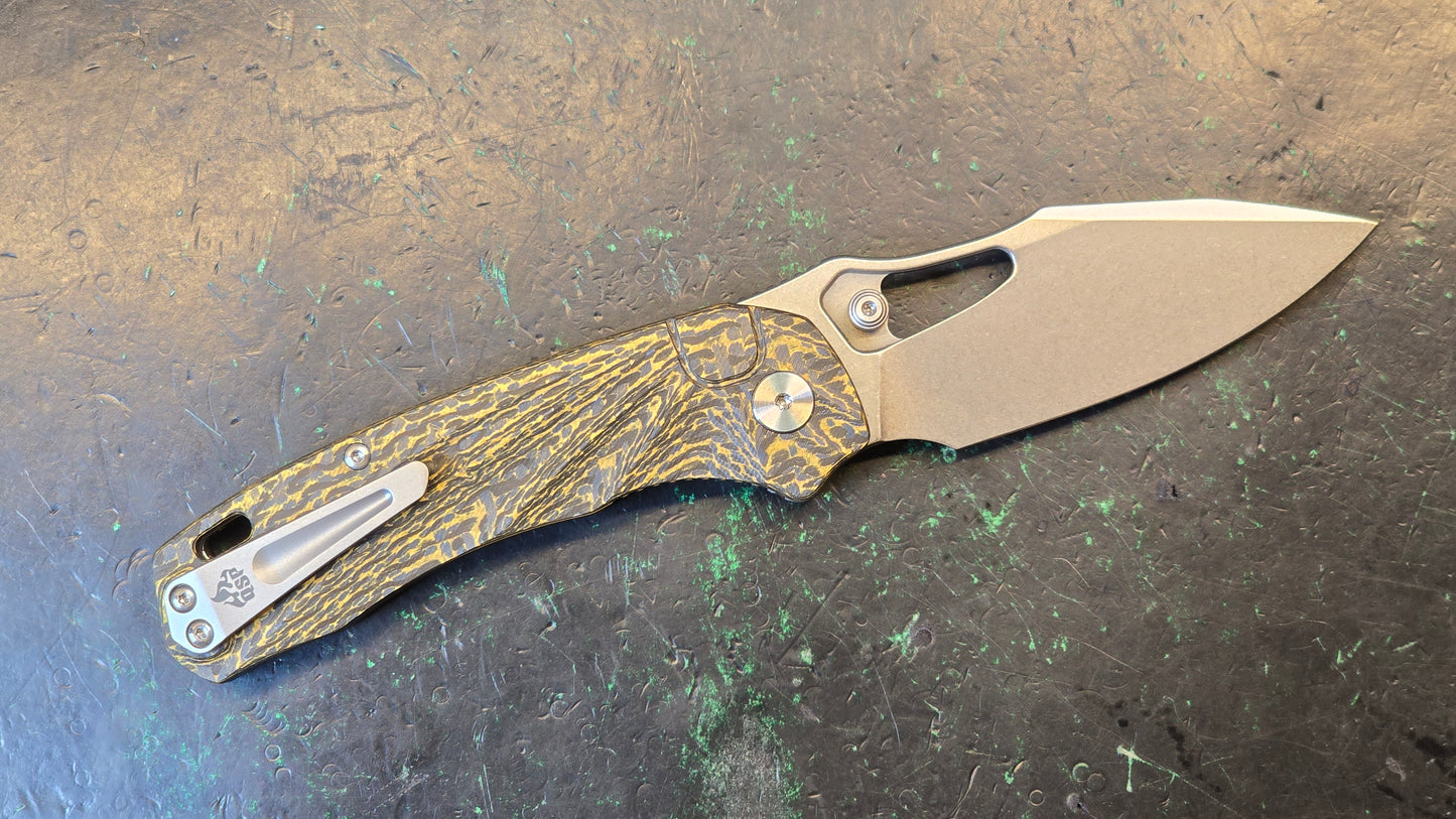QSP Hornbill Front Flipper Knife 3.25" S35VN Stonewashed Drop Point Blade, Golden Carbon Fiber Handles, Liner Lock (OPEN BOX)