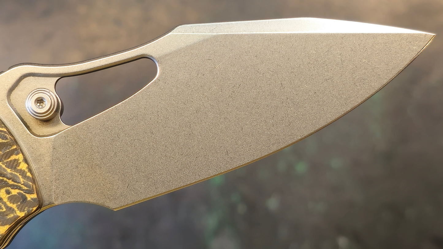 QSP Hornbill Front Flipper Knife 3.25" S35VN Stonewashed Drop Point Blade, Golden Carbon Fiber Handles, Liner Lock (OPEN BOX)