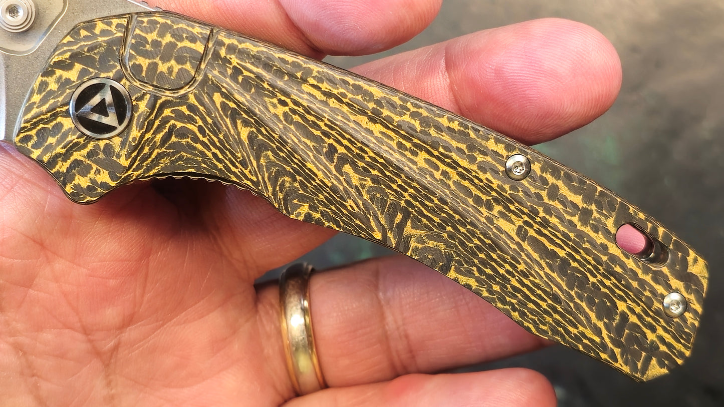QSP Hornbill Front Flipper Knife 3.25" S35VN Stonewashed Drop Point Blade, Golden Carbon Fiber Handles, Liner Lock (OPEN BOX)