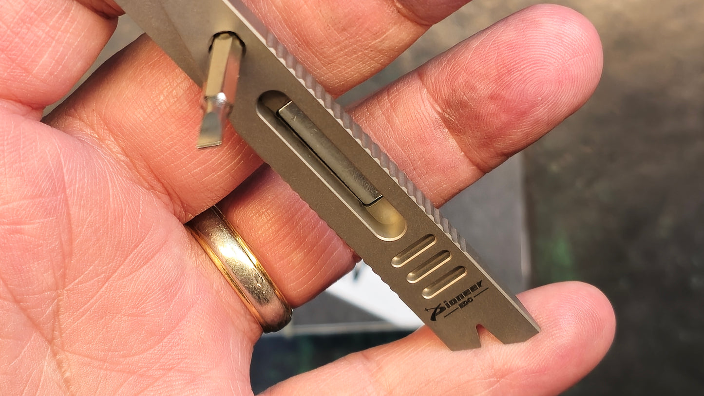 TwoSun EDC21 Sand Multitool Pry-Bar Screwdriver Gray Titanium Body (NEW)