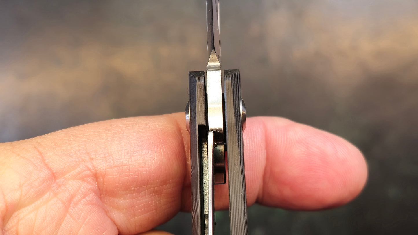 Kansept Lucky Star Linerlock Rose Pattern Carbon Fiber S35VN Plain Edge Satin Finish (NEW - OPEN BOX)
