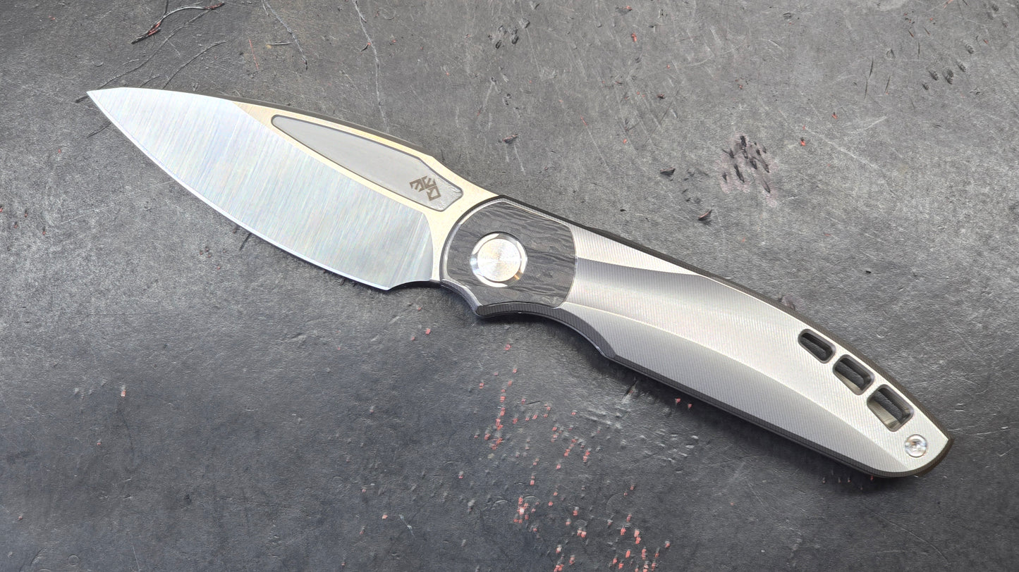 TwoSun Sidewinder Front Flipper Pocket Knife Gray Titanium & CF Handle M390 (NEW)