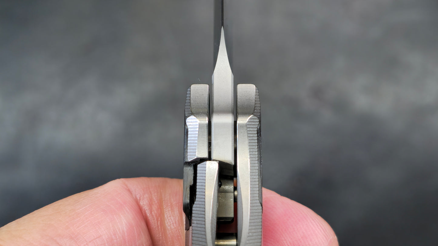 TwoSun Sidewinder Front Flipper Pocket Knife Gray Titanium & CF Handle M390 (NEW)