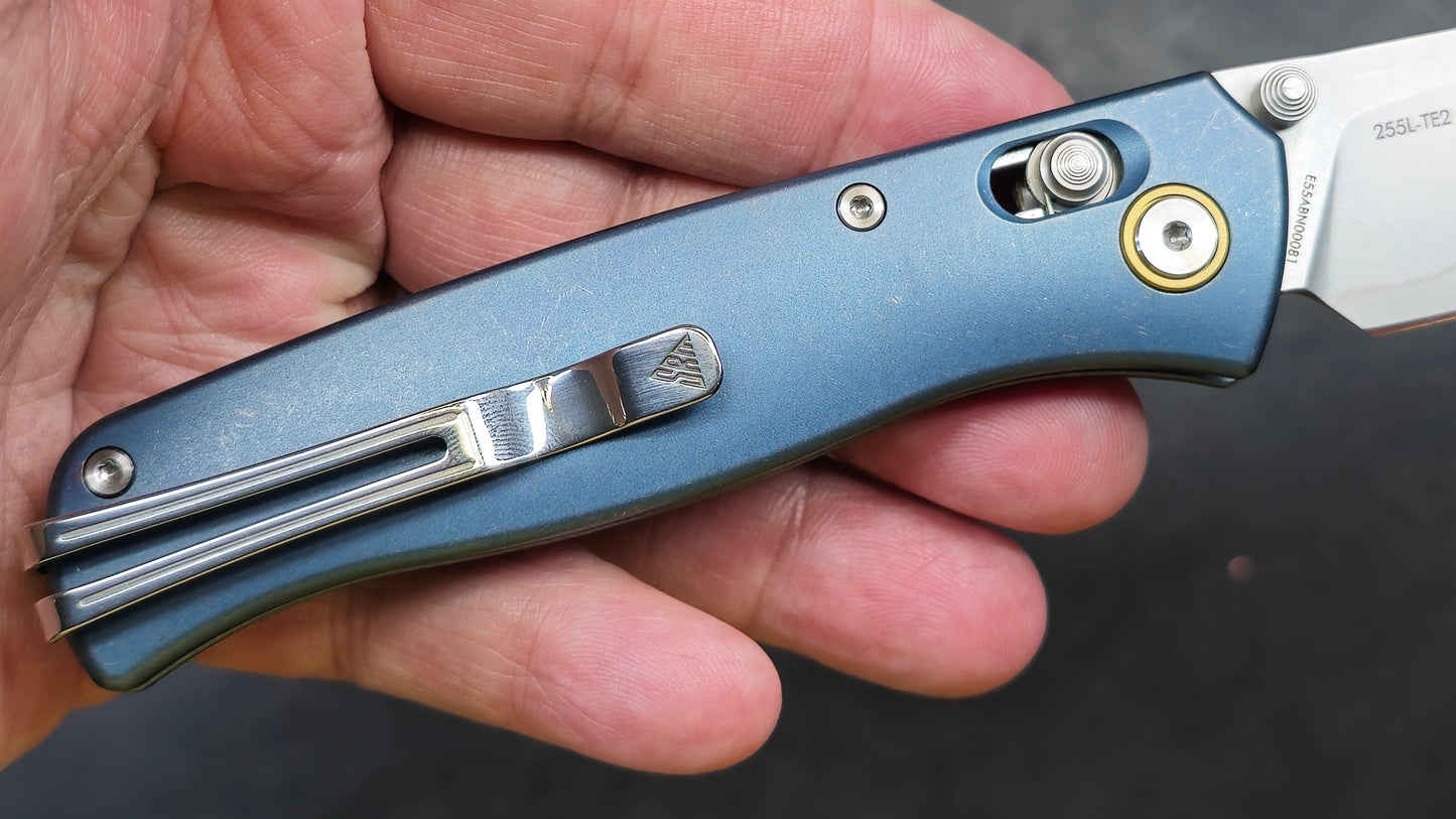 SRM MEDAL 255L-TE2 Laminated 140Cr Steel blade, TC4 Titanium handle, Mono chassis, Ambi clip (NEW)