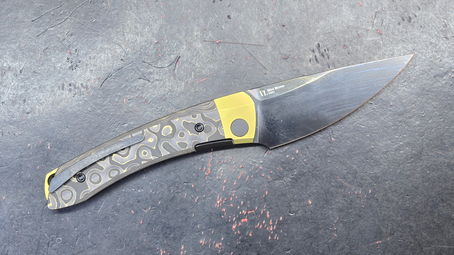 Kizer Mini MoMo Titanium/Fat Carbon Camo Gold Handle S90V (NEW)