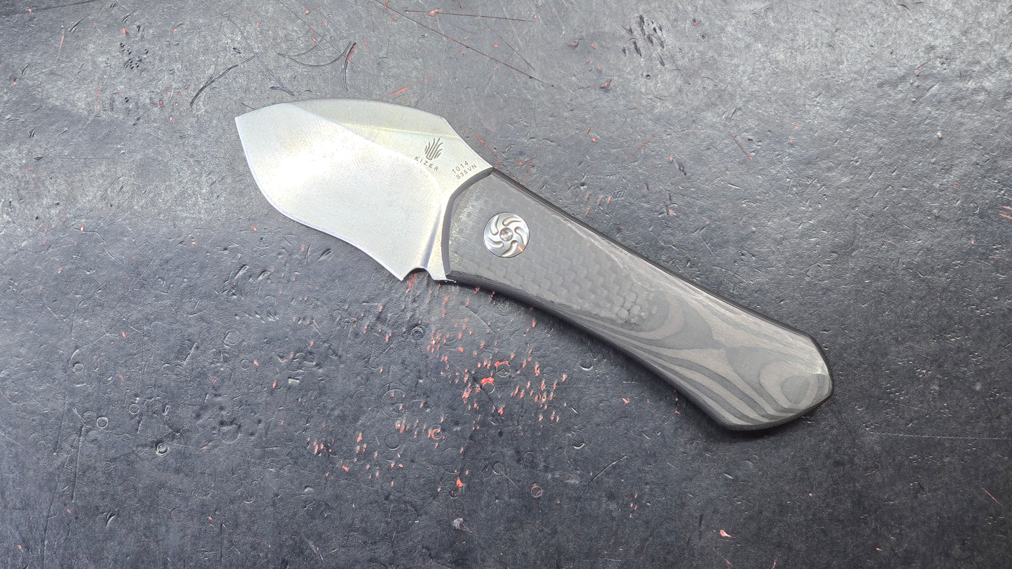 Kizer Thumbper Long Fixed Blade Carbon Fiber Handle 2" S35VN Stonewashed Blade, Kydex Sheath
