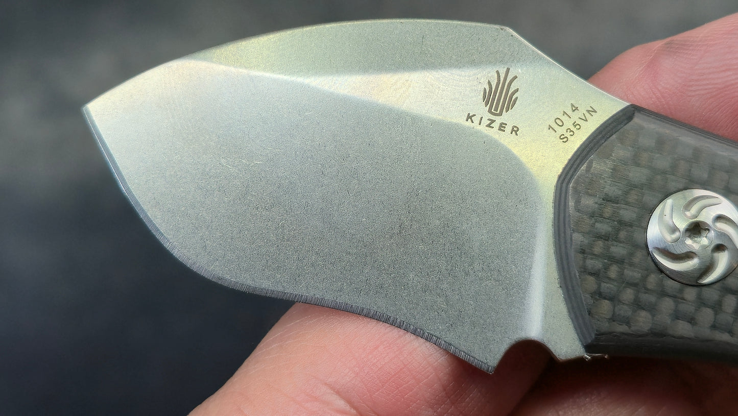 Kizer Thumbper Long Fixed Blade Carbon Fiber Handle 2" S35VN Stonewashed Blade, Kydex Sheath