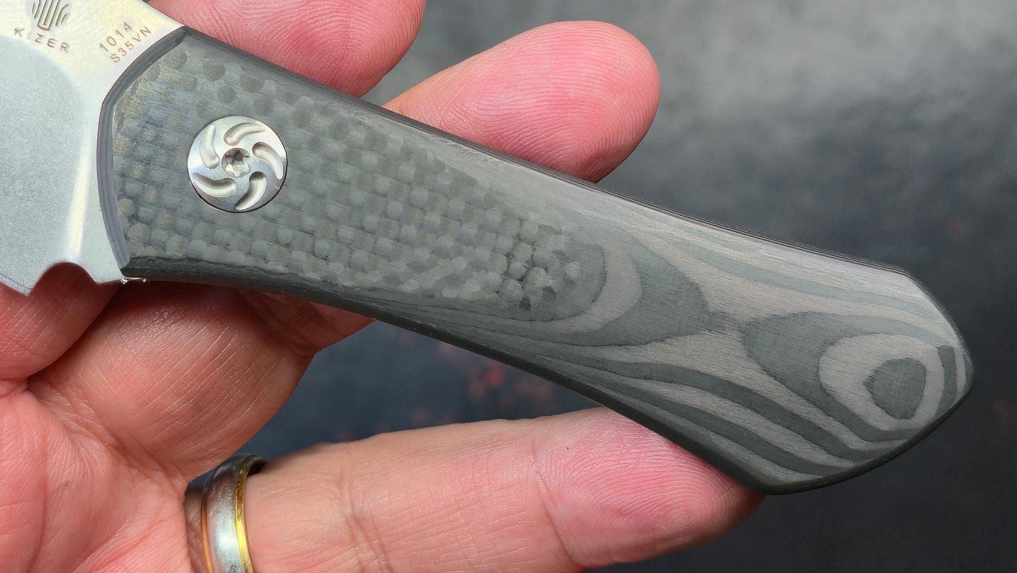 Kizer Thumbper Long Fixed Blade Carbon Fiber Handle 2" S35VN Stonewashed Blade, Kydex Sheath
