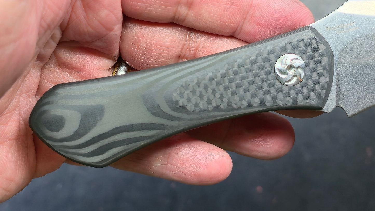Kizer Thumbper Long Fixed Blade Carbon Fiber Handle 2" S35VN Stonewashed Blade, Kydex Sheath