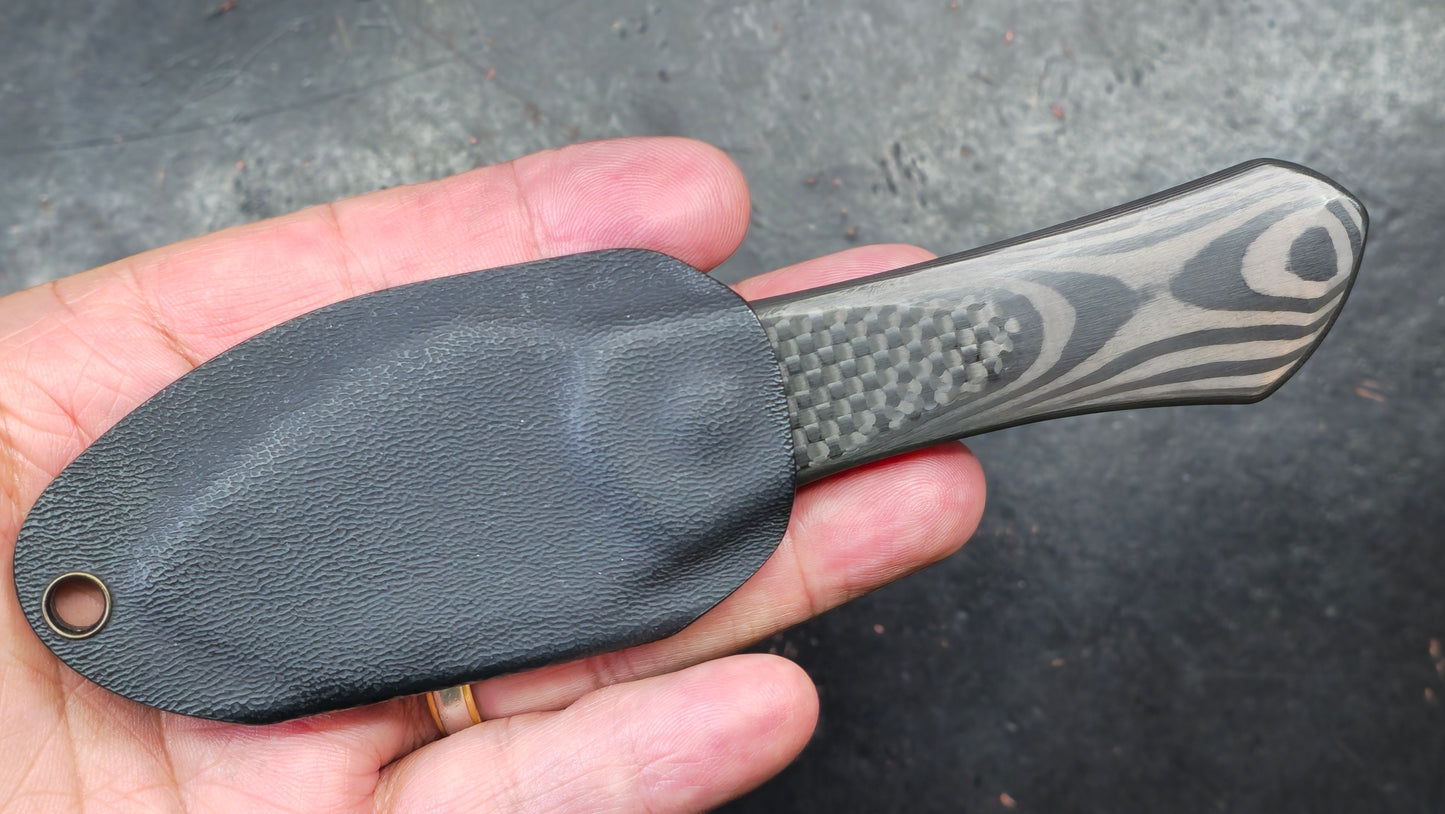Kizer Thumbper Long Fixed Blade Carbon Fiber Handle 2" S35VN Stonewashed Blade, Kydex Sheath