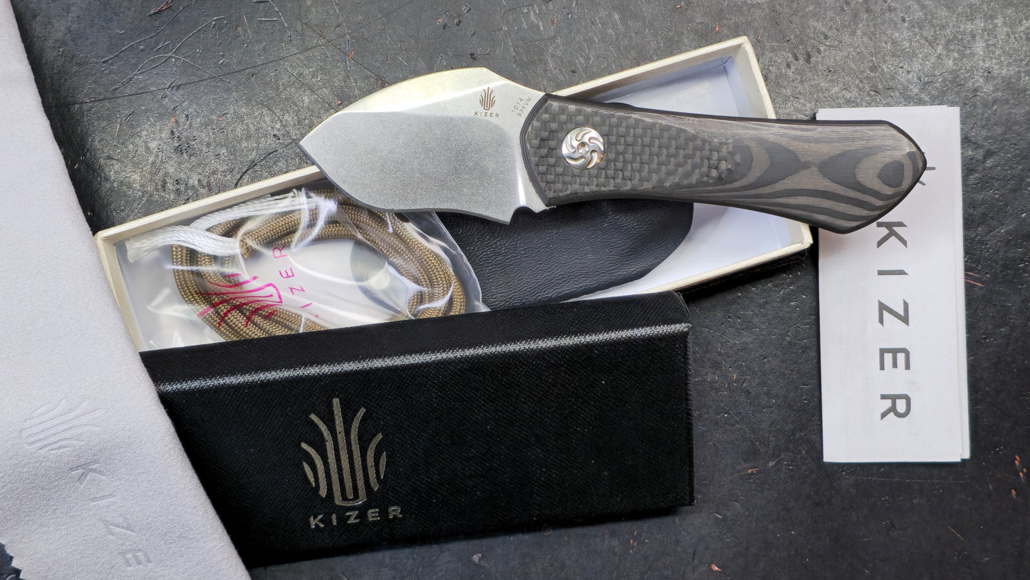 Kizer Thumbper Long Fixed Blade Carbon Fiber Handle 2" S35VN Stonewashed Blade, Kydex Sheath