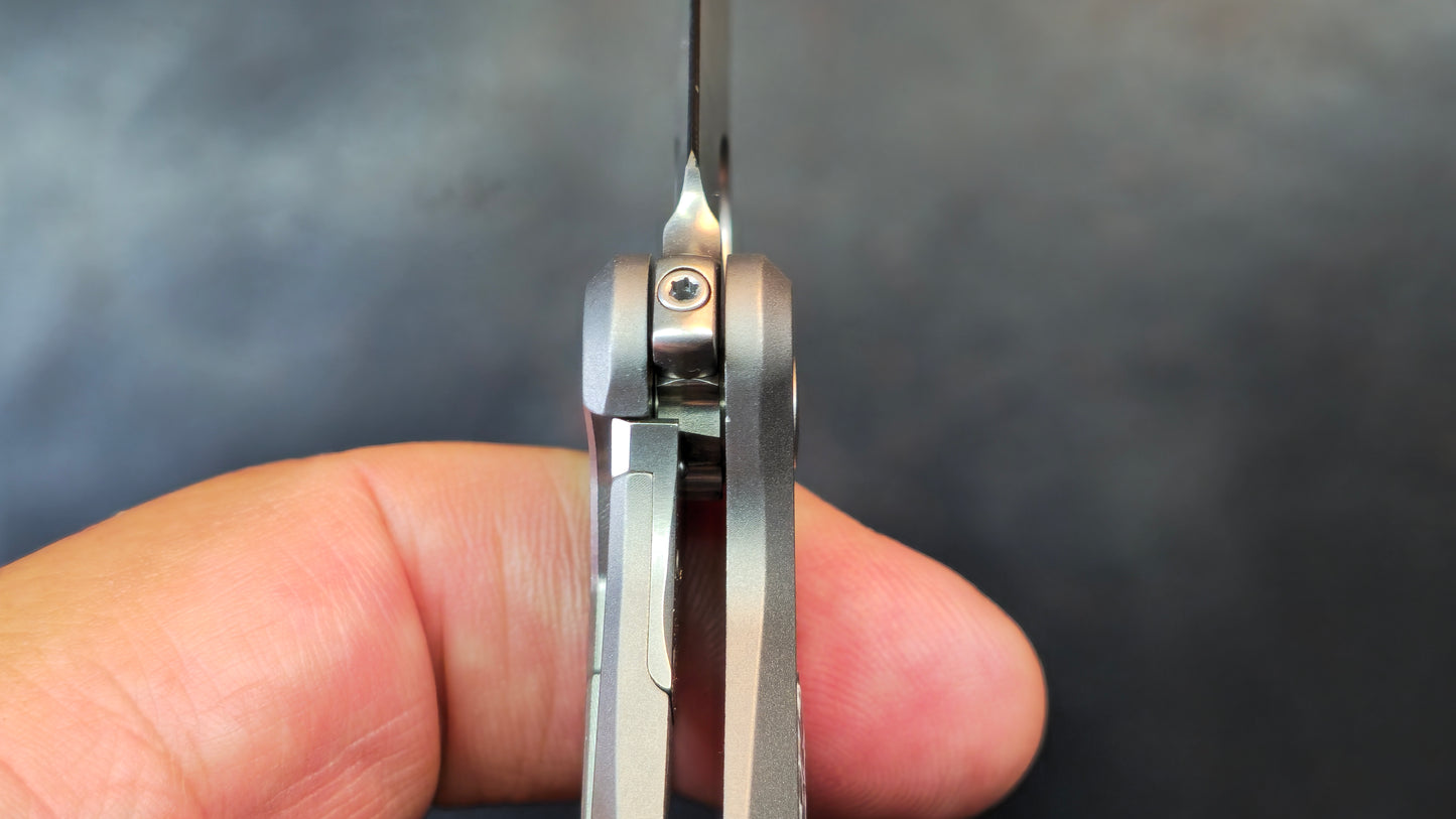 Spyderco Slym Integral Titanium/Carbon Fiber Handle M390 (NEW)