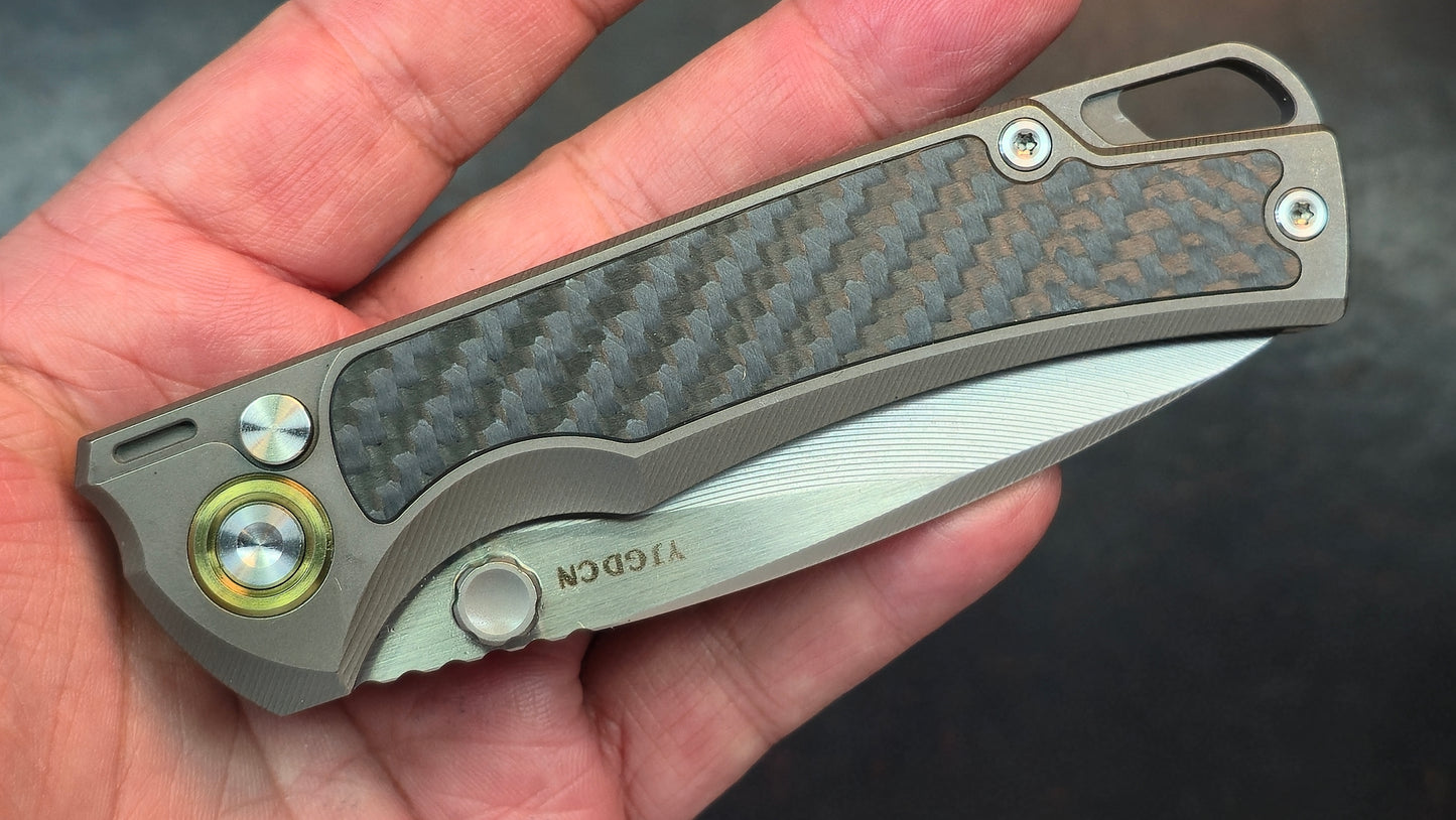 YJGDCN YJ2526 Titanium/CF Handle M390 Blade