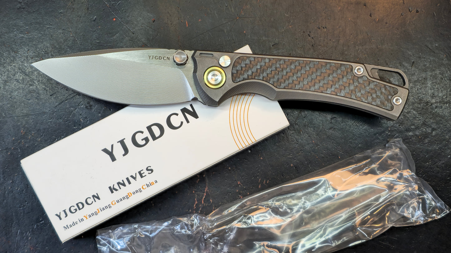 YJGDCN YJ2526 Titanium/CF Handle M390 Blade