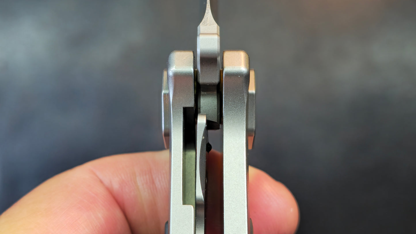 Yang Jiang Titanium/CF Handle 10Cr15Mov Blade