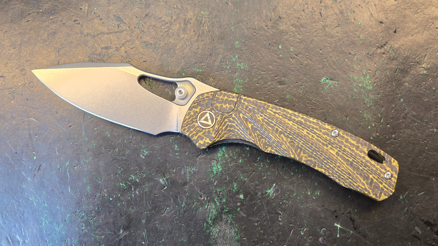 QSP Knives Hornbill Front Flipper Knife 3.25" S35VN Stonewashed Drop Point Blade, Golden Carbon Fiber Handles, Liner Lock (OPEN BOX)