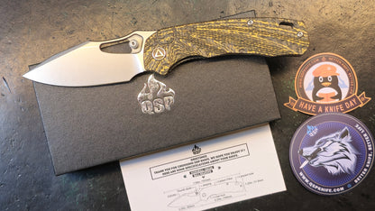 QSP Knives Hornbill Front Flipper Knife 3.25" S35VN Stonewashed Drop Point Blade, Golden Carbon Fiber Handles, Liner Lock (OPEN BOX)