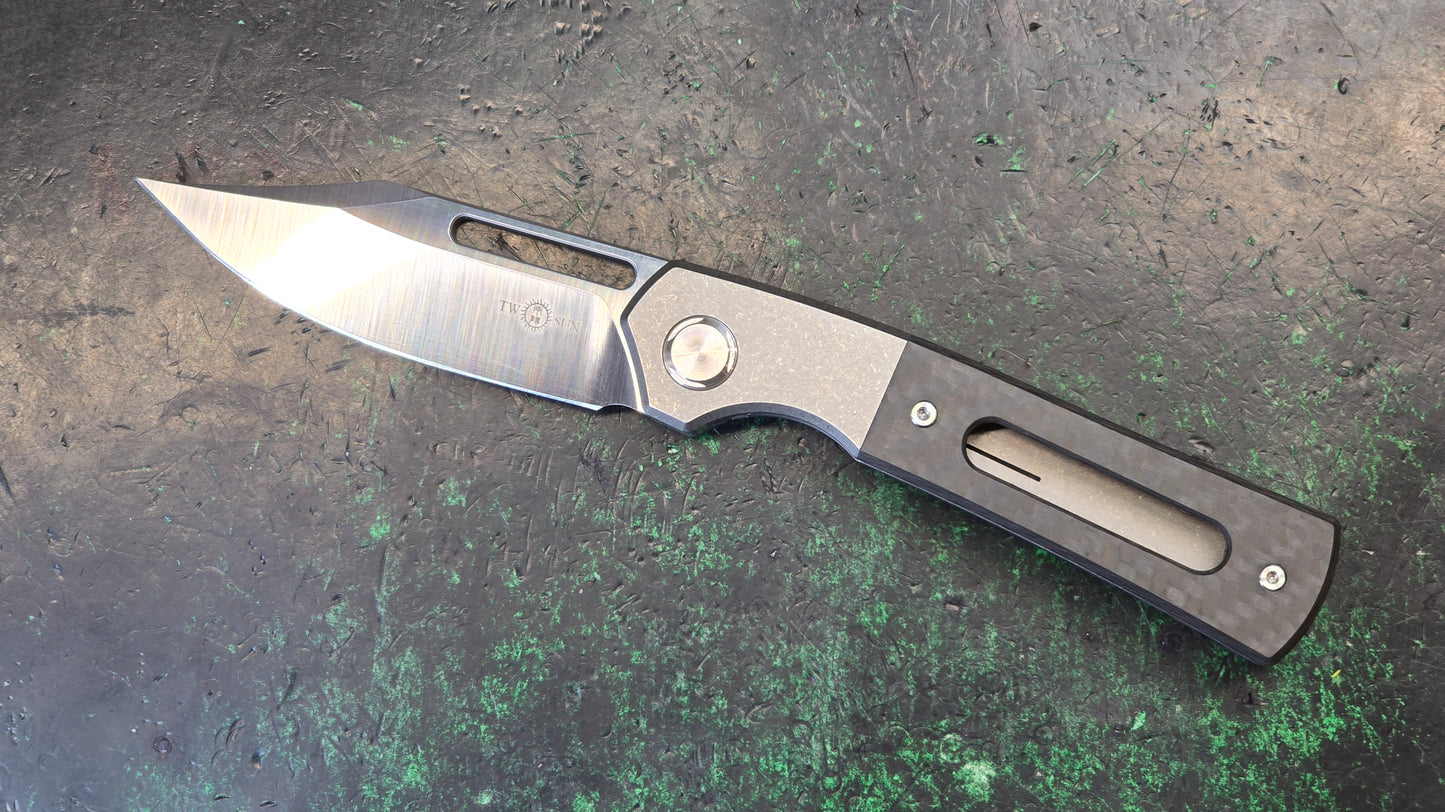 TwoSun TS267 Carbon Fiber Titanium Handle Plain Edge Frame Lock (USED)