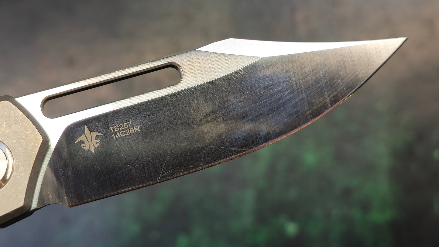 TwoSun TS267 Carbon Fiber Titanium Handle Plain Edge Frame Lock (USED)