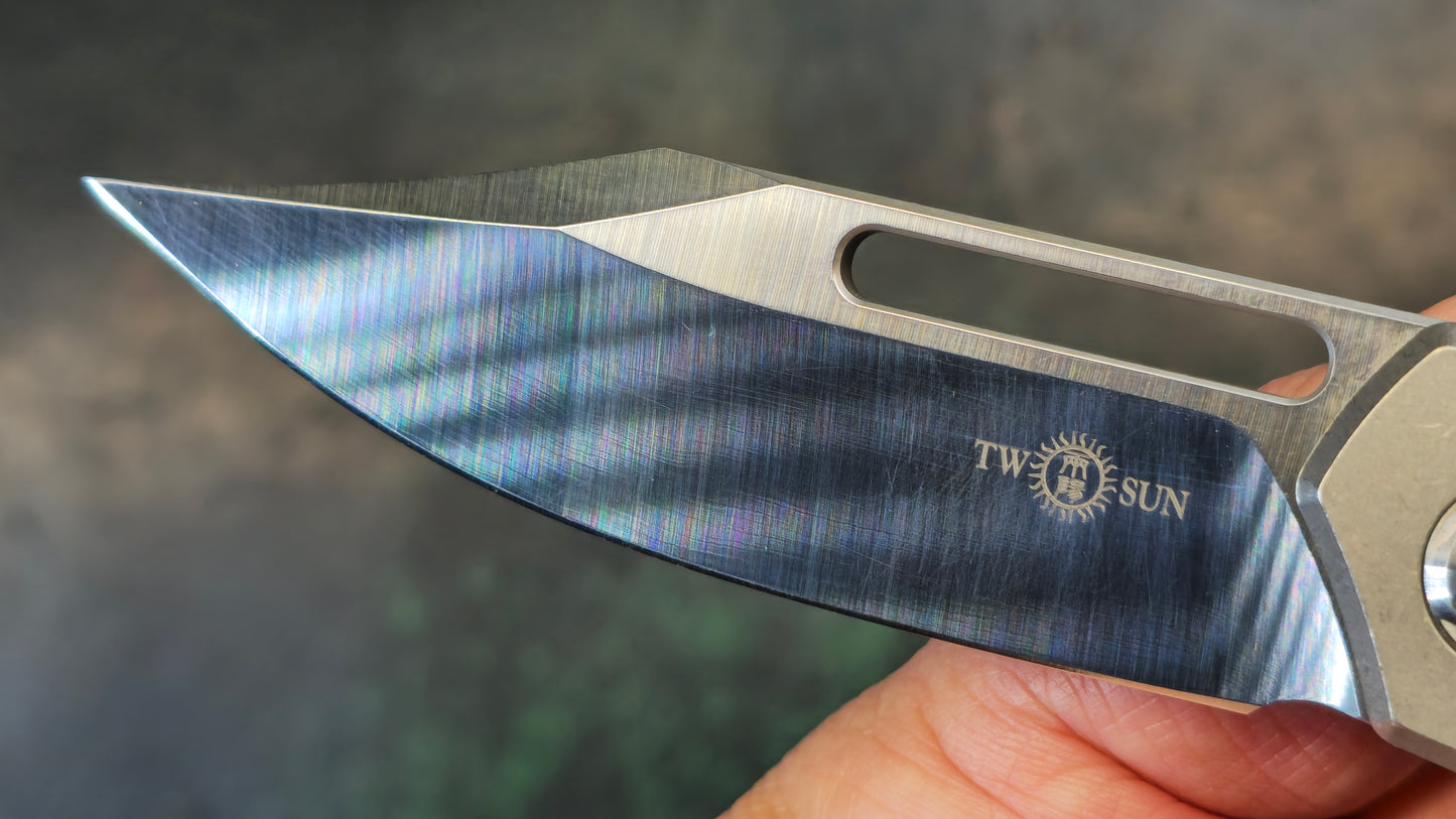 TwoSun TS267 Carbon Fiber Titanium Handle Plain Edge Frame Lock (USED)
