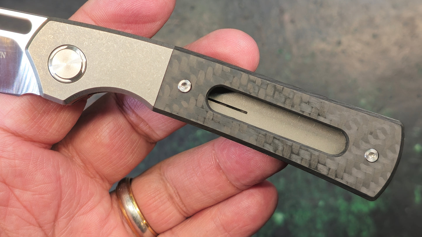 TwoSun TS267 Carbon Fiber Titanium Handle Plain Edge Frame Lock (USED)