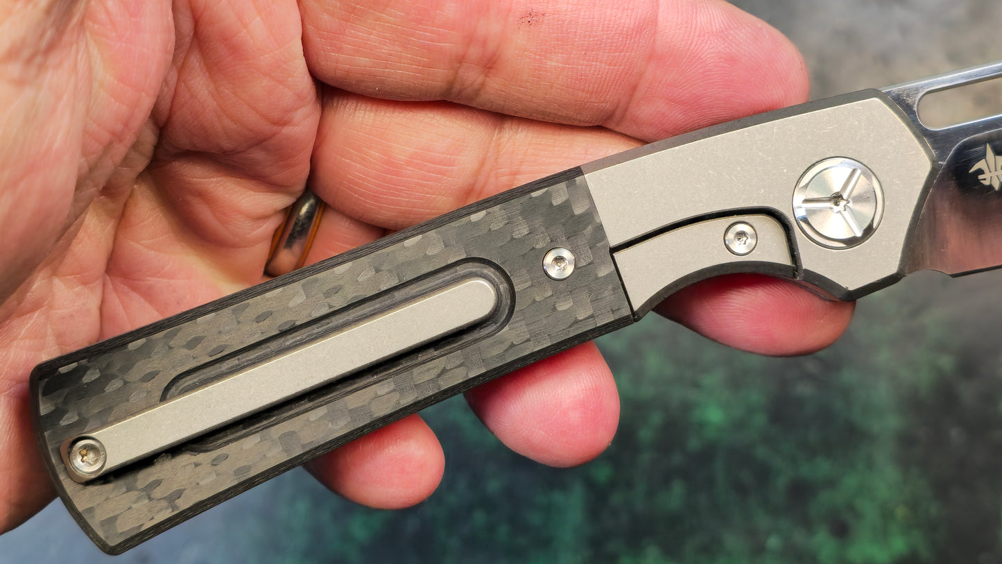 TwoSun TS267 Carbon Fiber Titanium Handle Plain Edge Frame Lock (USED)