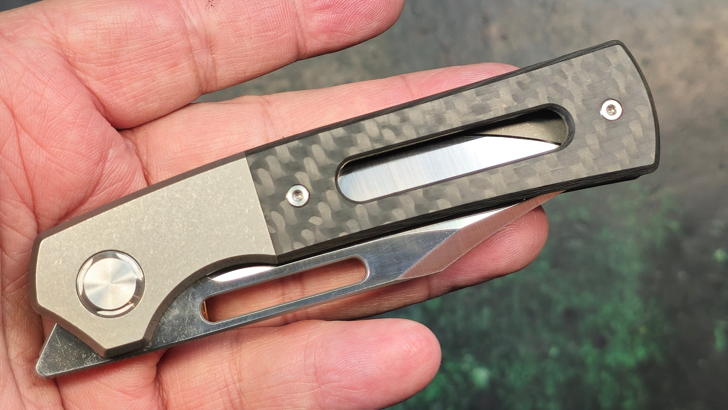 TwoSun TS267 Carbon Fiber Titanium Handle Plain Edge Frame Lock (USED)