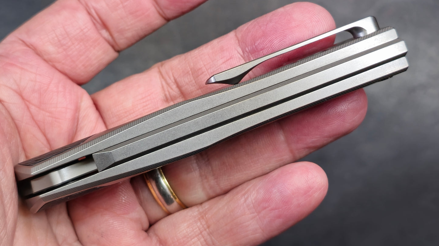 TwoSun Sidewinder Front Flipper Pocket Knife Gray Titanium & CF Handle M390 (NEW)