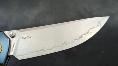 SRM MEDAL 255L-TE2 Laminated 140Cr Steel blade, TC4 Titanium handle, Mono chassis, Ambi clip (NEW)