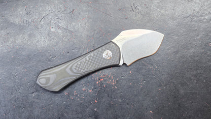 Kizer Thumbper Long Fixed Blade Carbon Fiber Handle 2" S35VN Stonewashed Blade, Kydex Sheath
