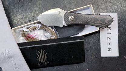 Kizer Thumbper Long Fixed Blade Carbon Fiber Handle 2" S35VN Stonewashed Blade, Kydex Sheath