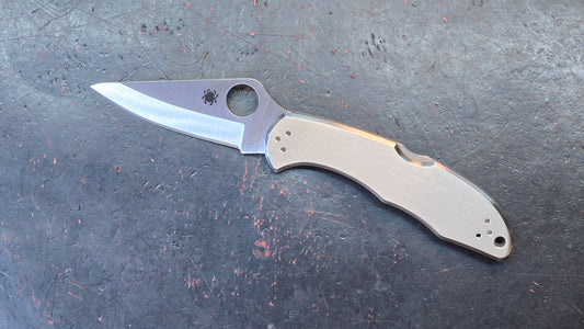 Spyderco Delica Plain Edge VG10 Satin Steel (NEW)