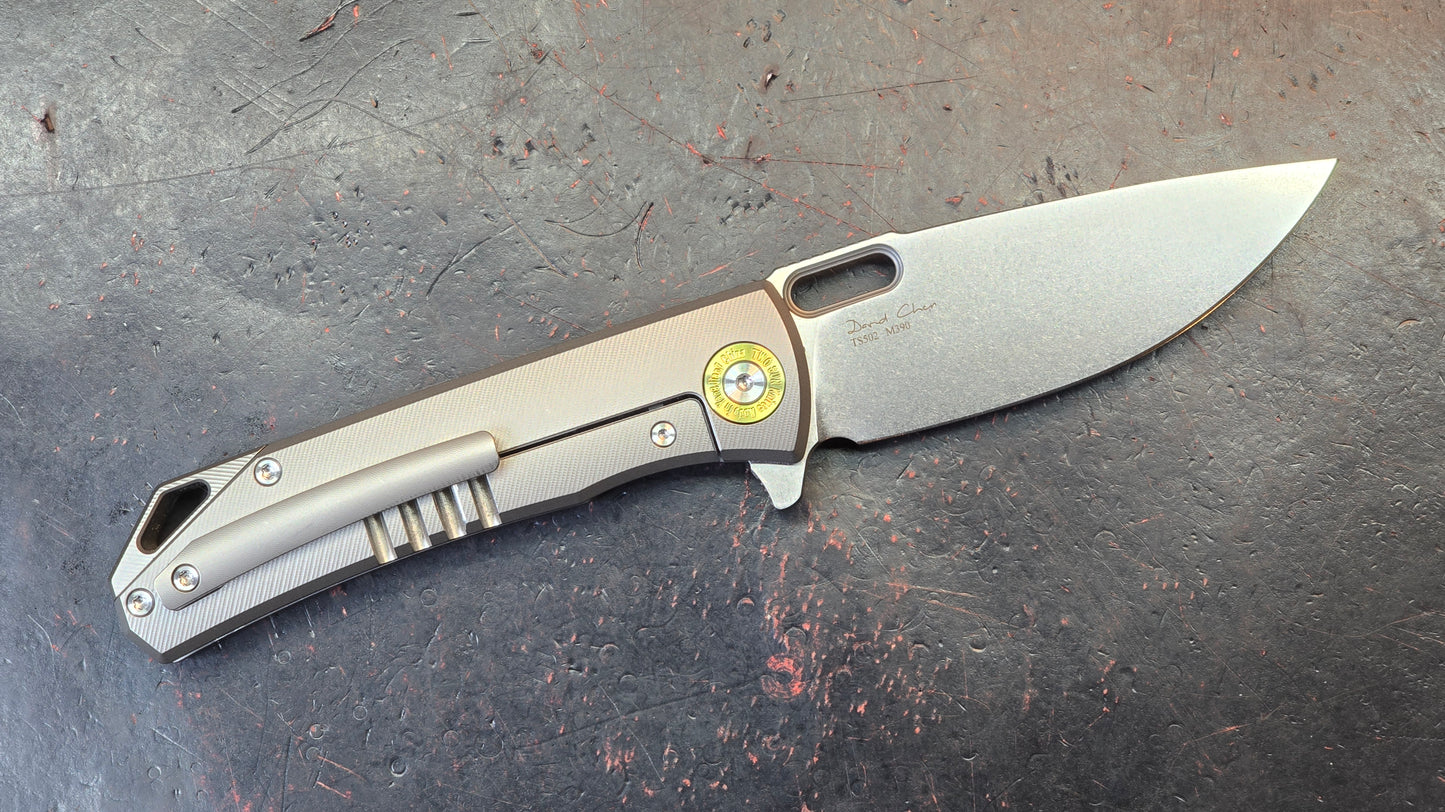 TWOSUN TS502 Titanium Handle with Carbon Fiber Inlay M390 Blade (NEW)
