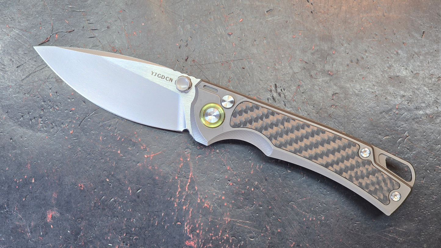 YJGDCN YJ2526 Titanium/CF Handle M390 Blade