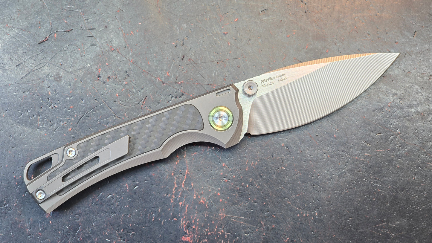 YJGDCN YJ2526 Titanium/CF Handle M390 Blade
