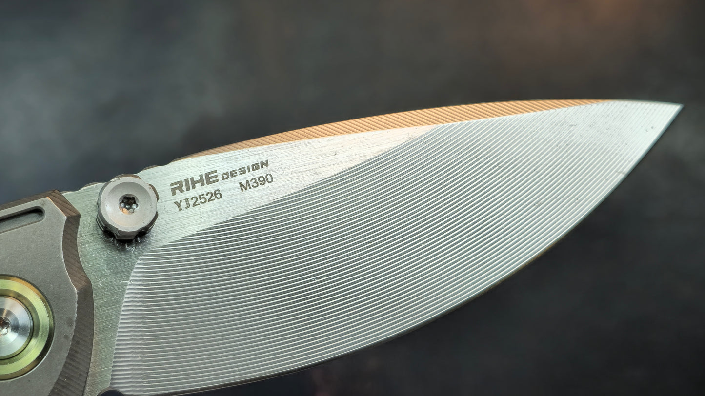 YJGDCN YJ2526 Titanium/CF Handle M390 Blade