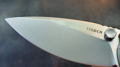 YJGDCN YJ2526 Titanium/CF Handle M390 Blade