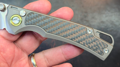 YJGDCN YJ2526 Titanium/CF Handle M390 Blade