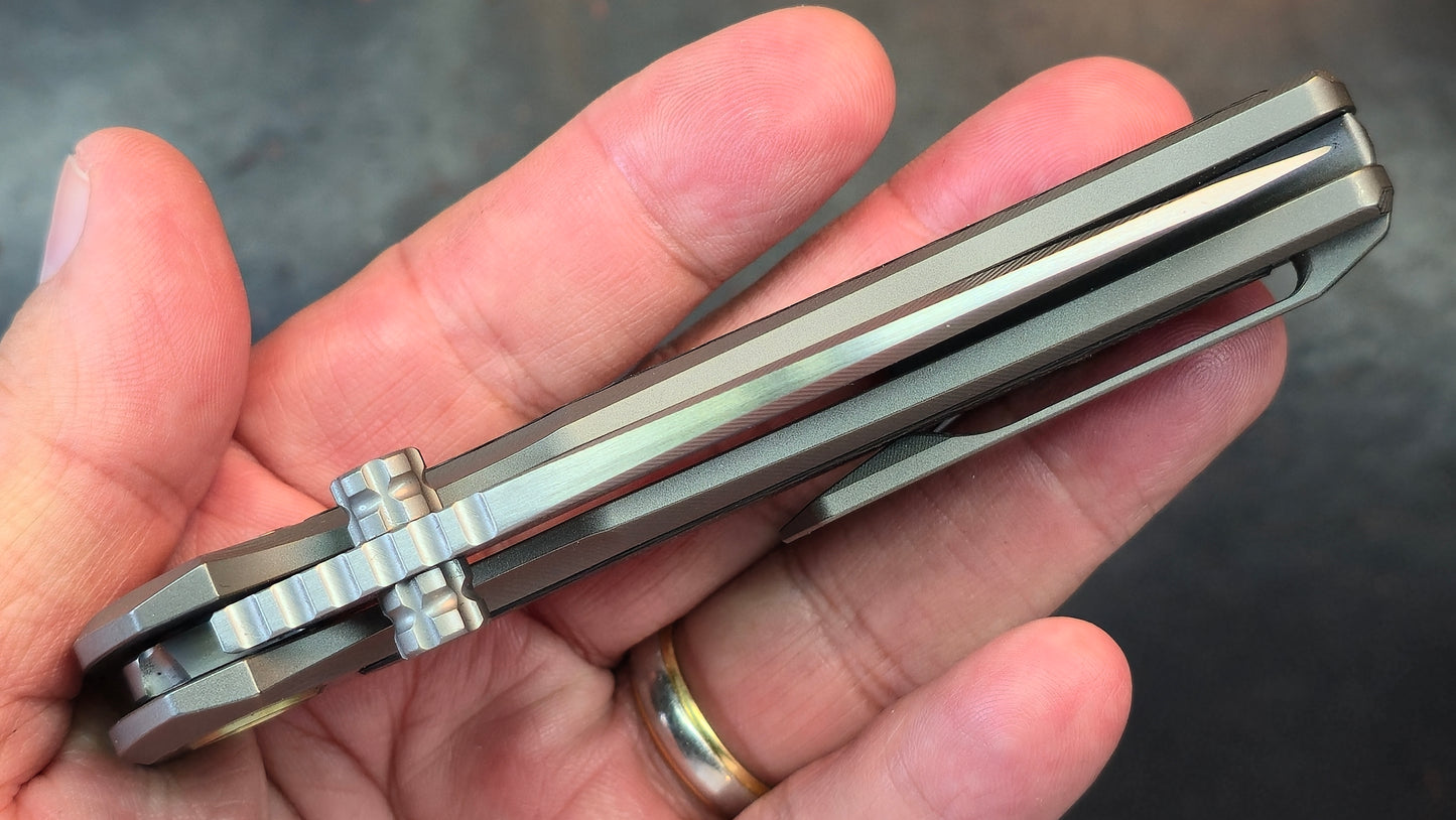 YJGDCN YJ2526 Titanium/CF Handle M390 Blade