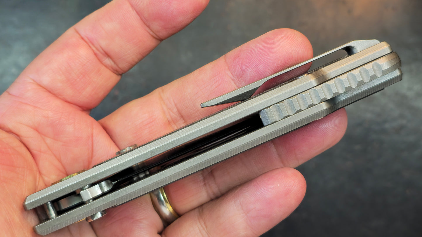 YJGDCN YJ2526 Titanium/CF Handle M390 Blade