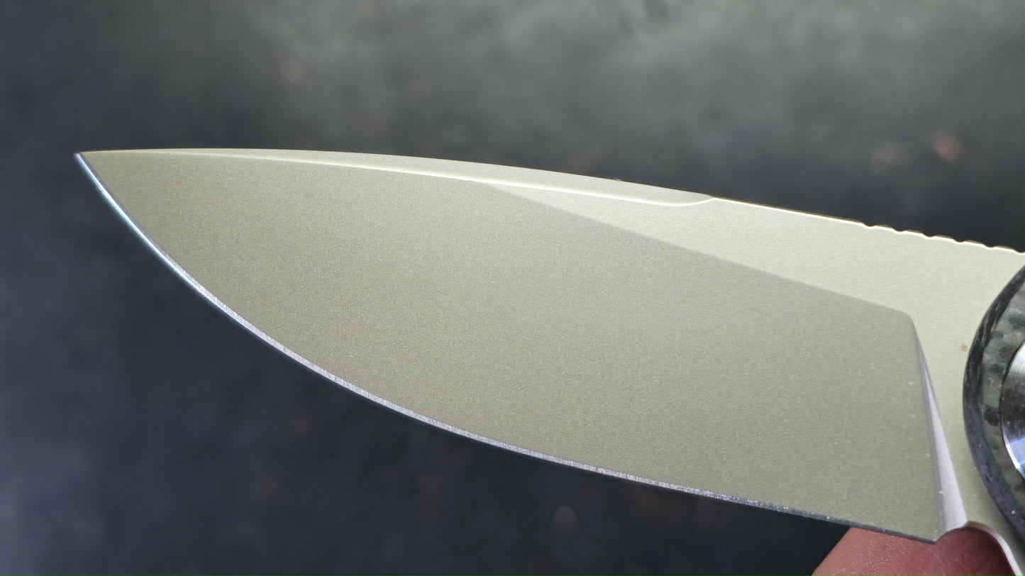 DREAMTECH D4389 Button liner lock Carbon Fiber VG-10