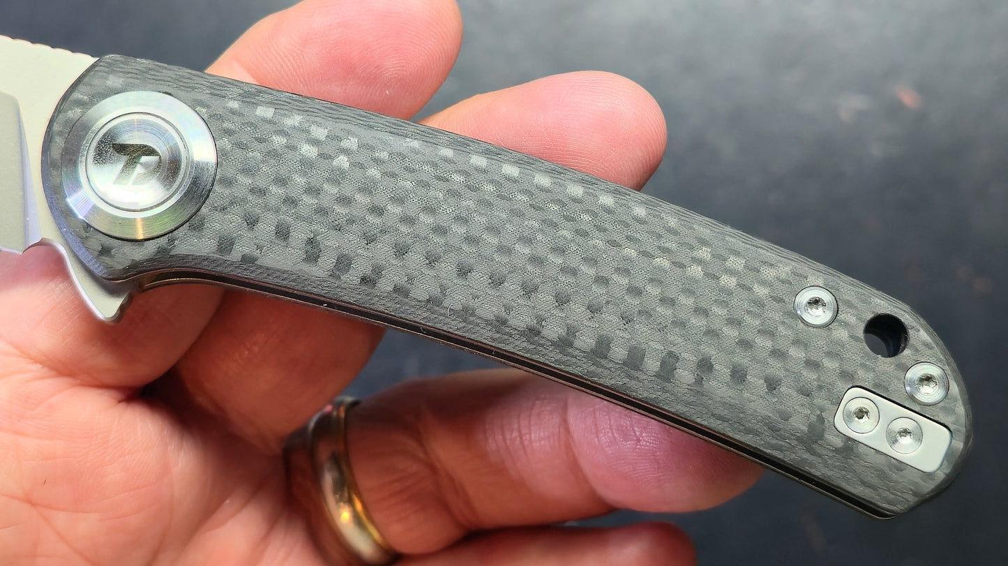 DREAMTECH D4389 Button liner lock Carbon Fiber VG-10