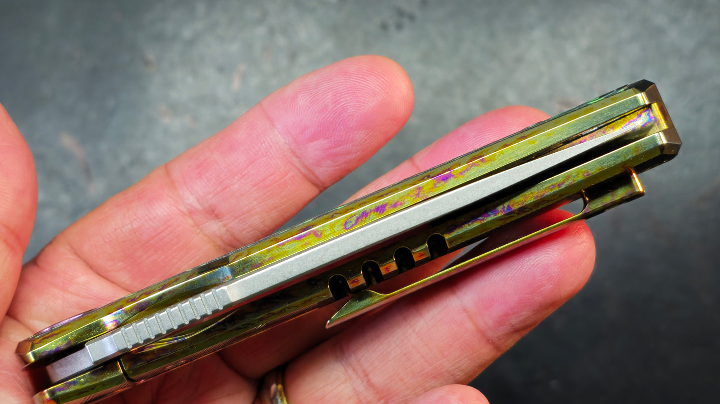 TWOSUN TS502 Anodized Titanium with Carbon Fiber Inlay M390 Blade