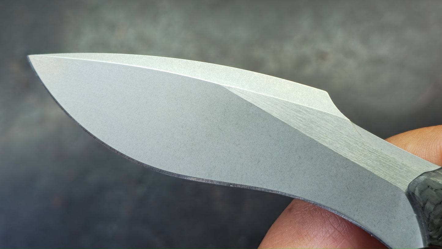 We Knife Vaquita neck knife 807A Carbon Fiber S35VN Full tang blade