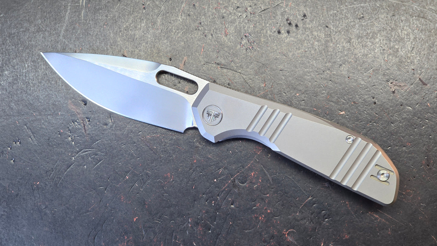 Trivisa Knives Gecko-P Liner Lock Titanium Handle Pearl Satin M390 Blade