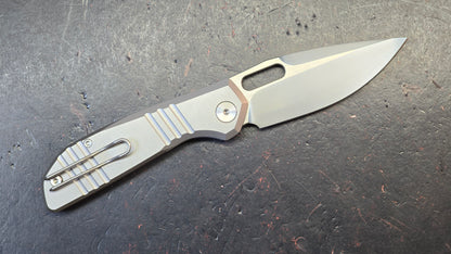 Trivisa Knives Gecko-P Liner Lock Titanium Handle Pearl Satin M390 Blade