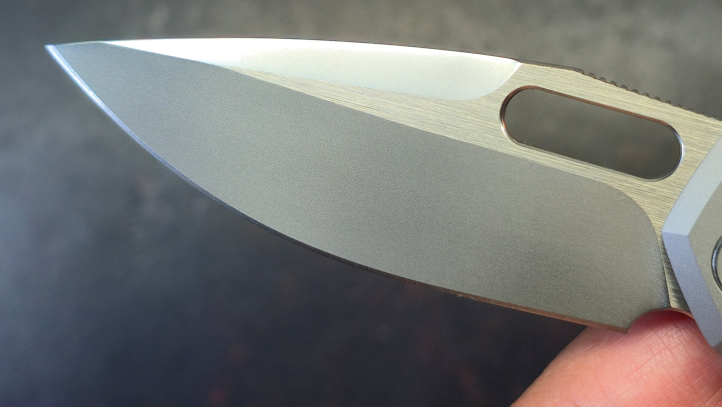Trivisa Knives Gecko-P Liner Lock Titanium Handle Pearl Satin M390 Blade