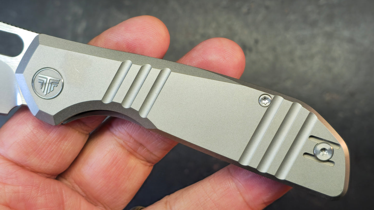 Trivisa Knives Gecko-P Liner Lock Titanium Handle Pearl Satin M390 Blade