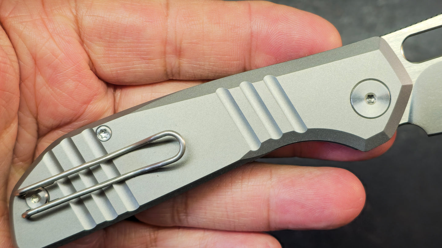 Trivisa Knives Gecko-P Liner Lock Titanium Handle Pearl Satin M390 Blade
