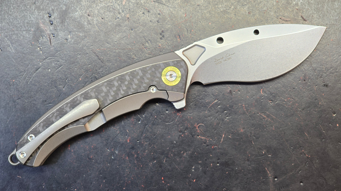TwoSun TS528 Carbon Fiber / Titanium Handle 14C28N Blade